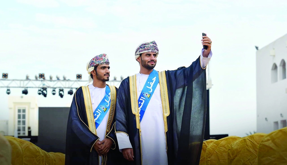 1277 خريجا وخريجة في تخصصات الهندسة والدراسات التجارية بتقنية المصنعة