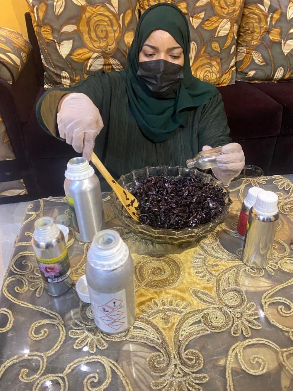 زينب البلوشية: هواية صناعة البخور كانت الدافع الرئيسي لافتتاح مشروعي «الريان»