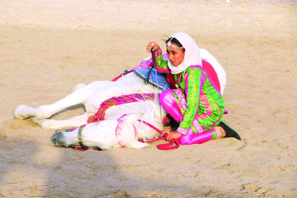 90 فارسا يستعرضون مهاراتهم في مهرجان ركض العرضة بمنح