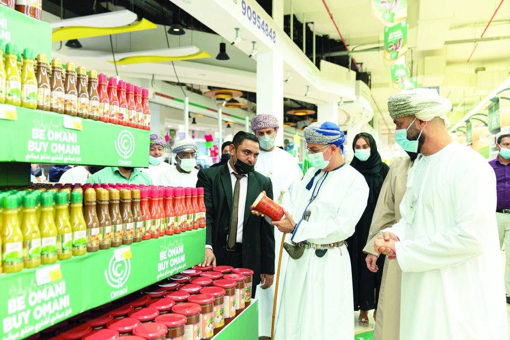 تزامنا مع شهر رمضان وبشعار صنع في عمان.. «مدائن» تروج للمنتج العماني في الأسواق التجارية
