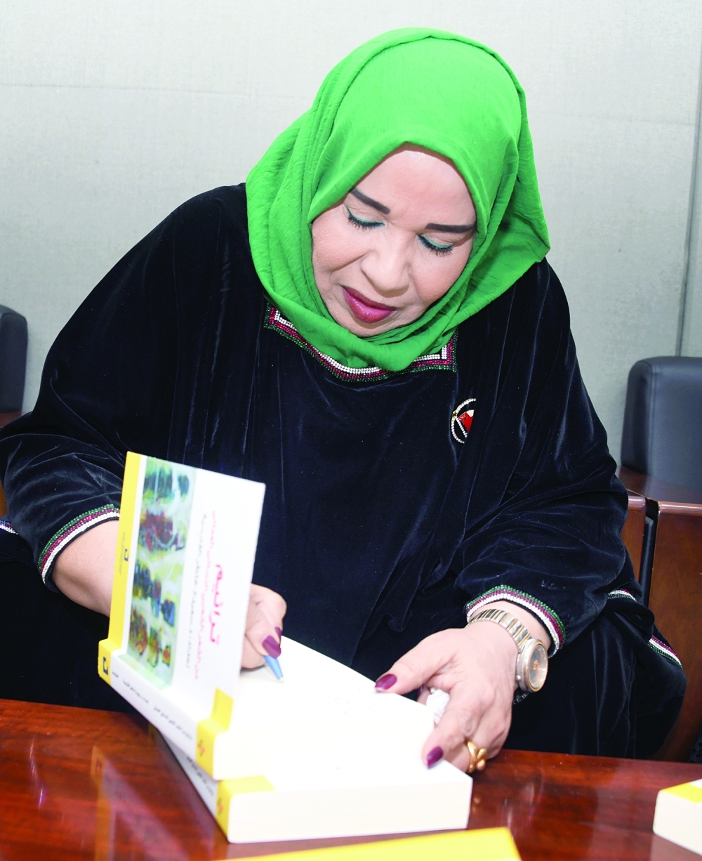 سعيدة خاطر توقّع «ترانيم من الشعر الشعبي»