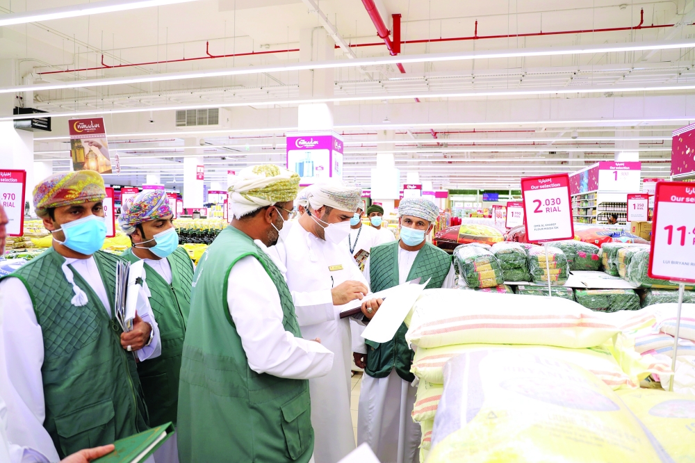 الحكماني يتفقد استقرار الأسعار وتوافر السلع في الأسواق