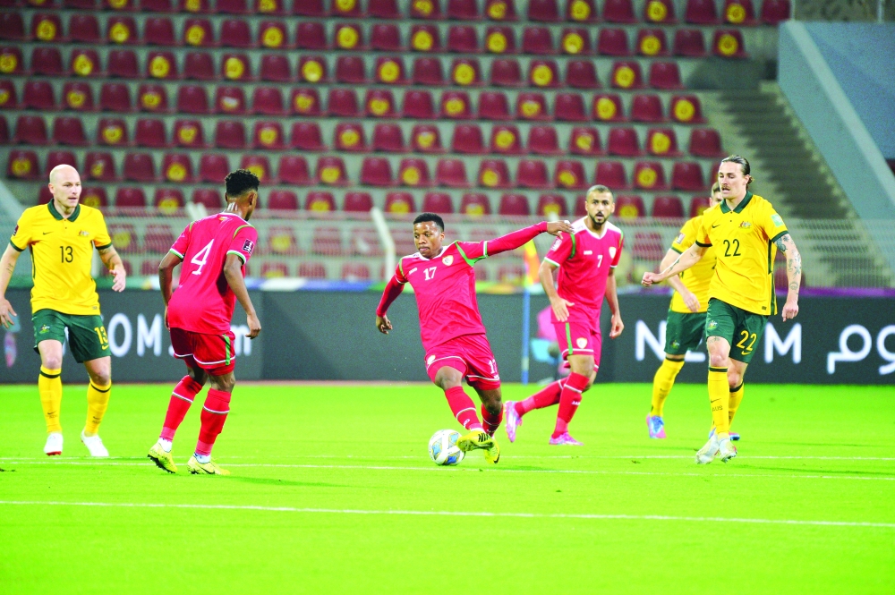 اتحاد الكرة يبحث استضافة البطولات الخليجية والإقليمية