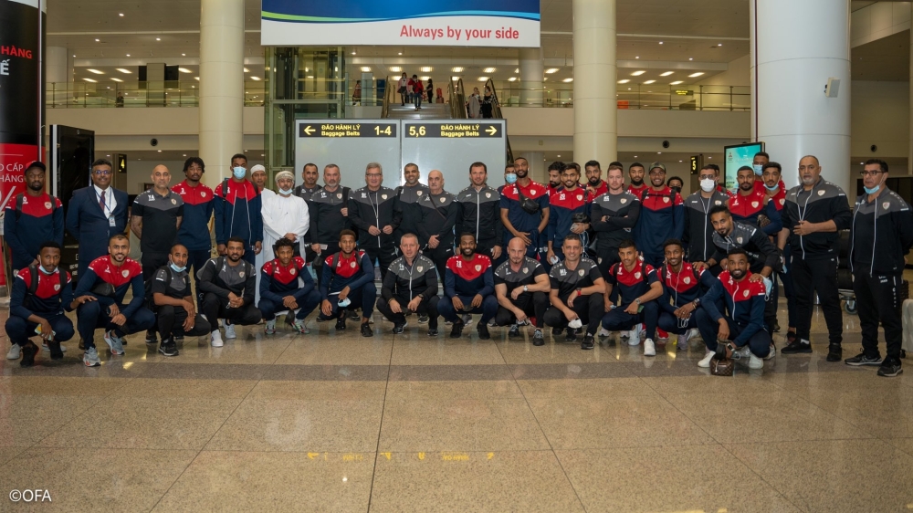 بعثة الأحمر تصل فيتنام .. والجهاز الفني يستبعد عصام الصبحي والمنذر العلوي