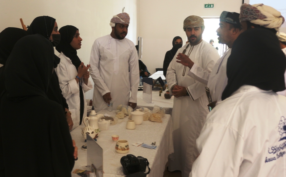 معرض بنزوى يبرز مشاريع الشباب الصغيرة والمتوسطة