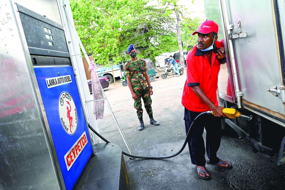 التوتر يتصاعد مع ازدياد طوابير الانتظار
سريلانكا تنشر الجيش لضبط الأمن اثر احتجاجات بسبب نقص الوقود