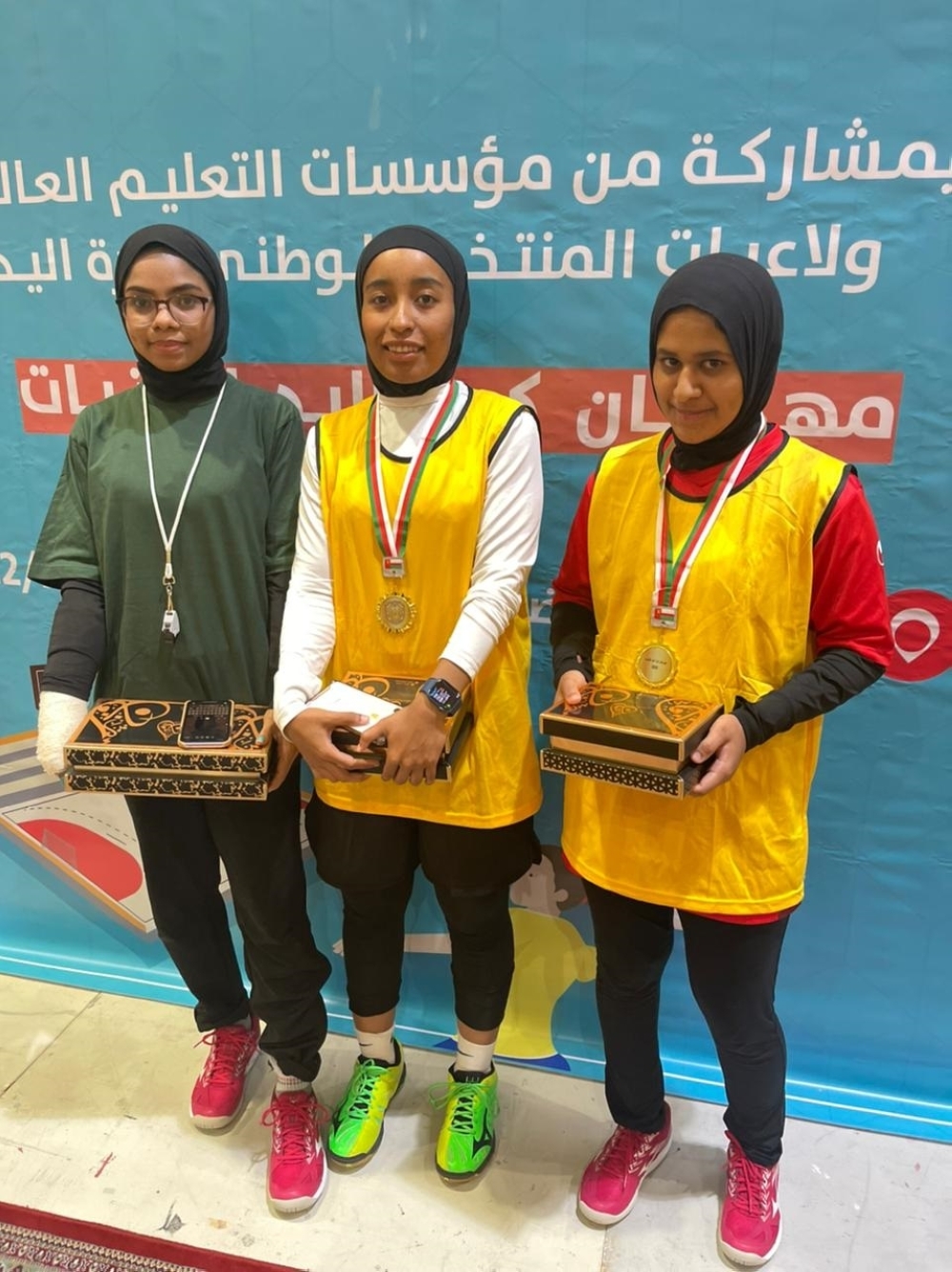 مشاركة واسعة في مهرجان كرة اليد للفتيات بجامعة السلطان قابوس