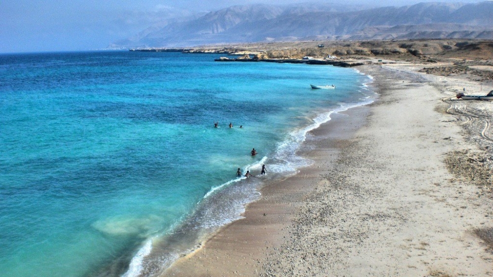 شاطئ “مكلا بر” بولاية قريات.. هدوء في المكان ومقصد للتخييم