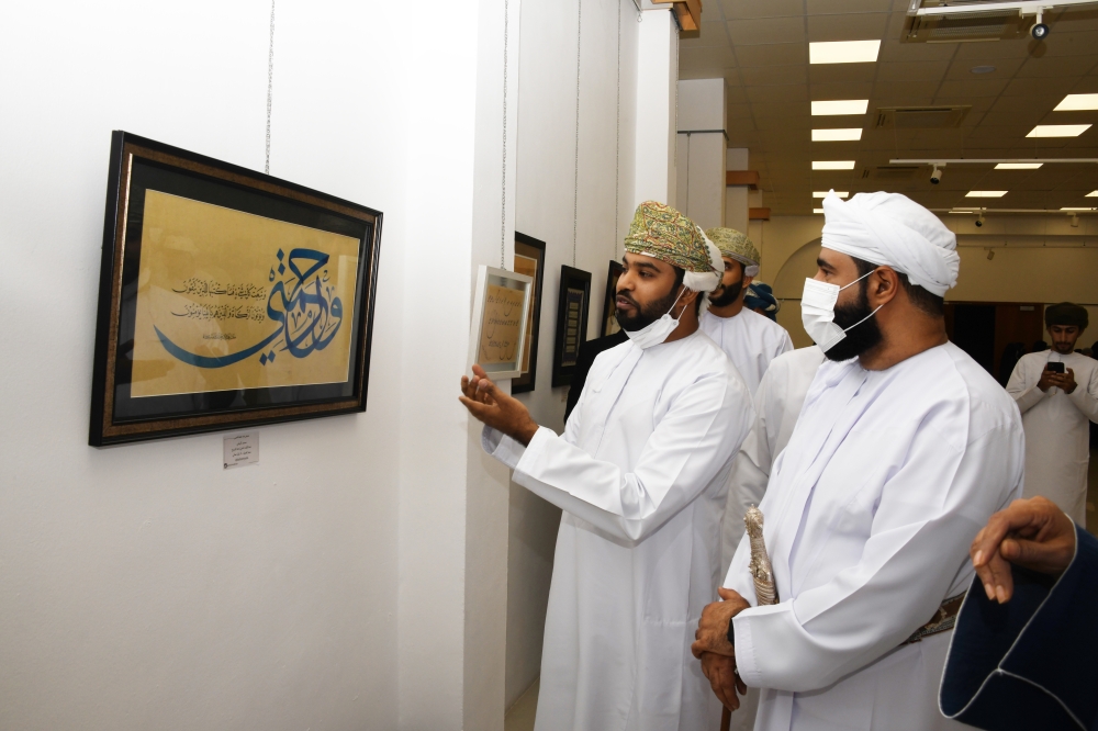 النادي الثقافي يحتفي بـ 76 لوحة خطية في معرض مداد للخط العربي