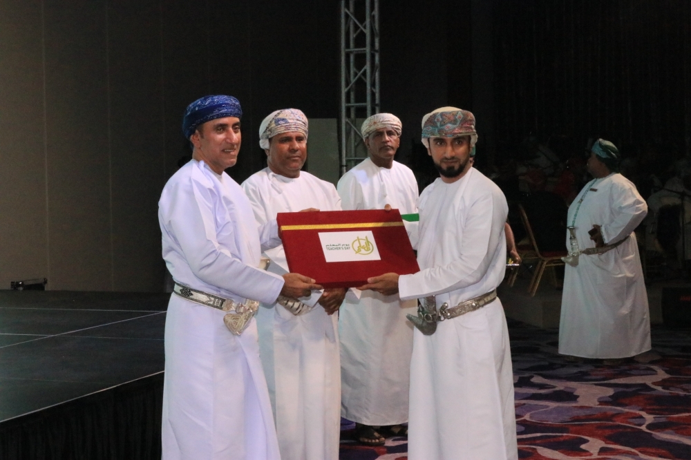 تكريم (290) تربويًا مجيدًا بتعليمية مسقط