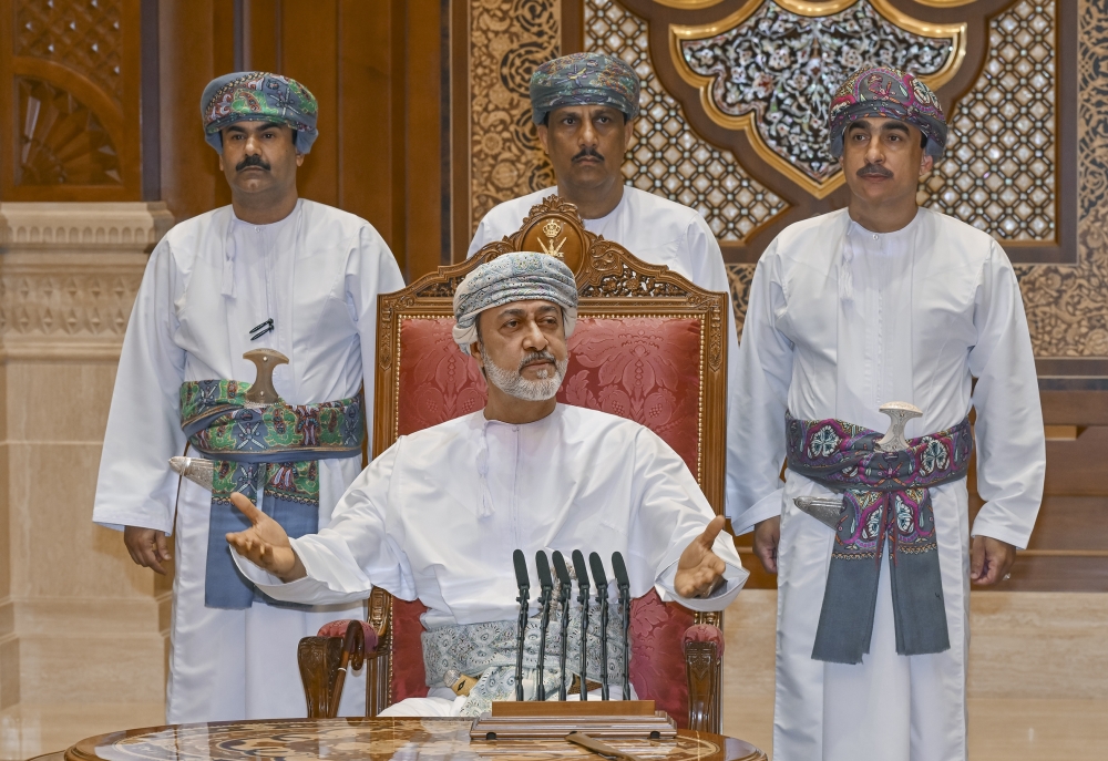 جلالة السلطان يوجه بتنفيذ مشروعات تنموية بـ 650 مليون ريال
ورفع مخصصات الموازنة الإنمائية إلى 1.1 مليار