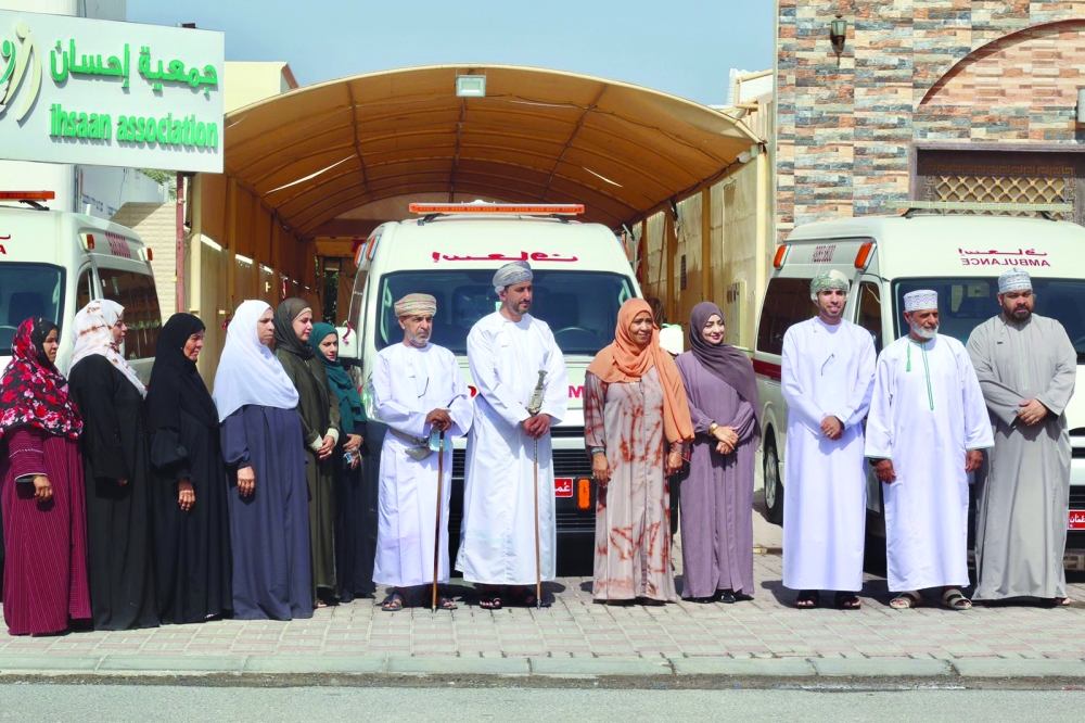 تدشين السيارة الخامسة لنقل المرضى المقعدين بالسيب