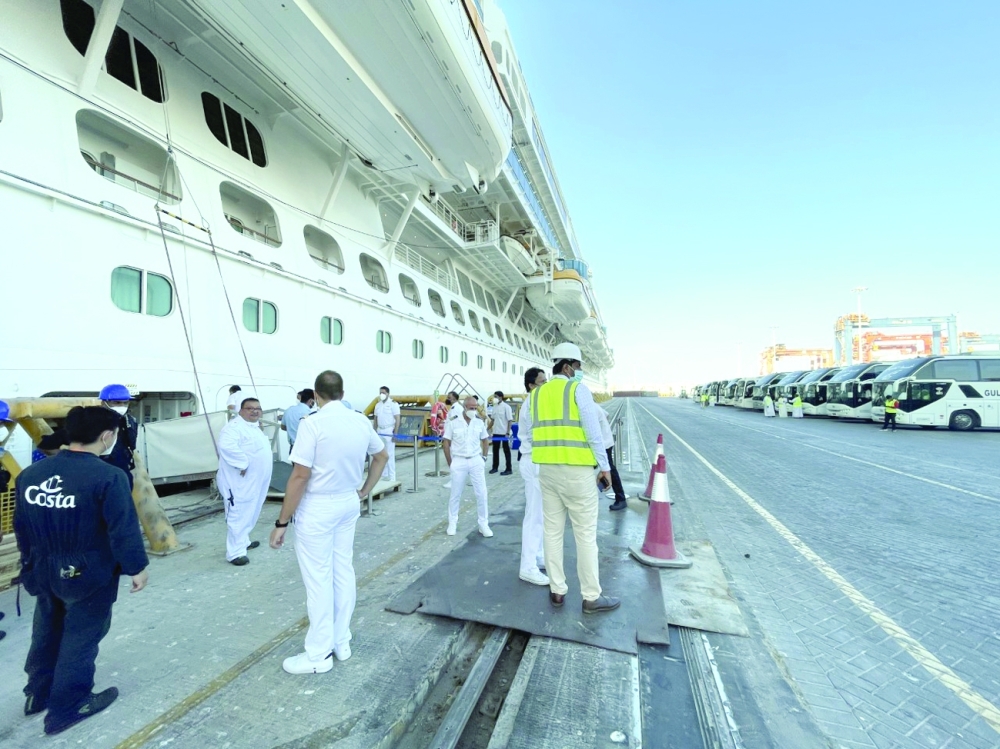 ميناء صلالة يستقبل سفينة سياحية على متنها 1264 سائحا