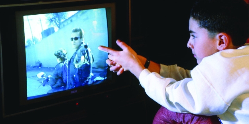 مشاهدة الأطفال لمقاطع العنف والرعب.. بين إدمان الأبناء ومخاوف الآباء!