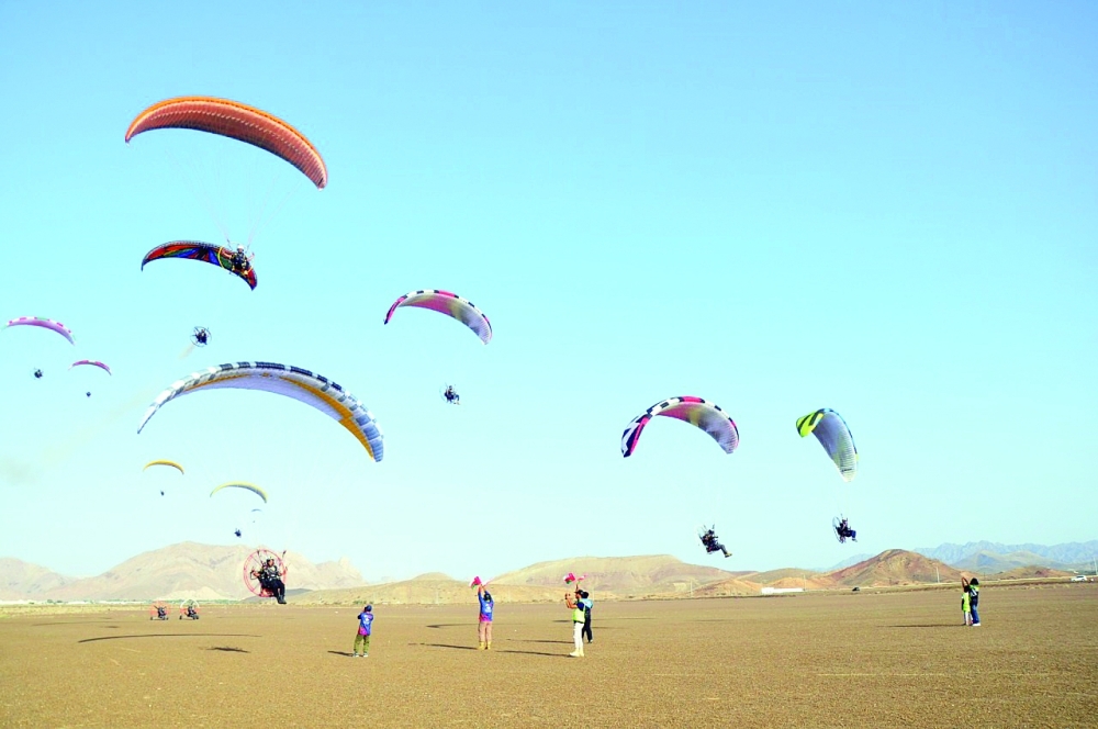 استعراضات متنوعة للطيران الشراعي واللاسلكي بعبري