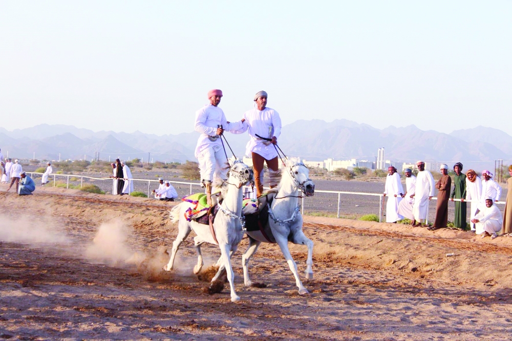 مشاركة واسعة في سباق عرضة الخيل بإبراء
