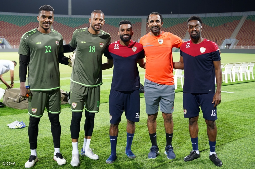 إسماعيل العجمي يبث الحماس لدى لاعبي المنتخب الوطني 1 إسماعيل العجمي يبث الحماس لدى لاعبي المنتخب الوطني