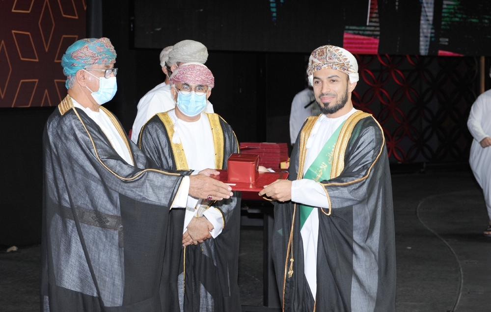 المجلس العماني للاختصاصات الطبية يخرّج 119 طبيبا في 16 تخصصا