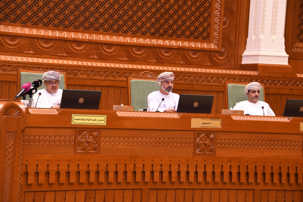 وزير النقل والاتصالات وتقنية المعلومات أمام أعضاء الشورى: دراسة عرض استثماري لسكة حديد بين ميناء صحار وخزائن.. وطريق الجبل الأخضر وجسر مصيرة موجهة للاستثمار الأجنبي