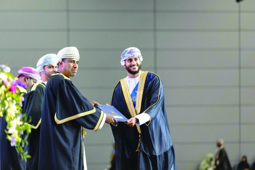 تخريج 4167 طالبا وطالبة من جامعة التقنية والعلوم التطبيقية بمسقط