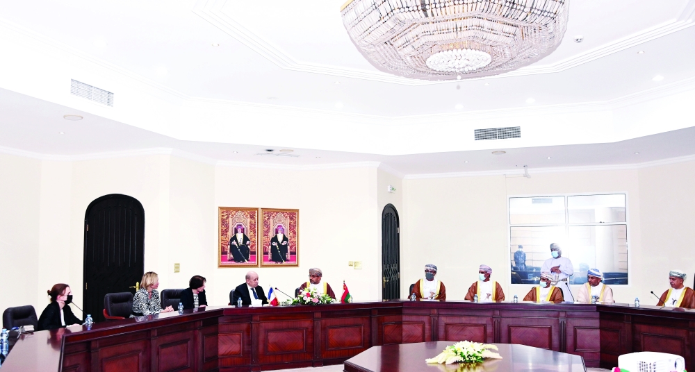 سلطنة عمان وفرنسا تبحثان أوجه التعاون في الأمن الغذائي