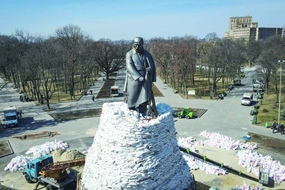 خاركيف… أكياس الرمل تحمي آثار المدينة ” من القصف الروسي