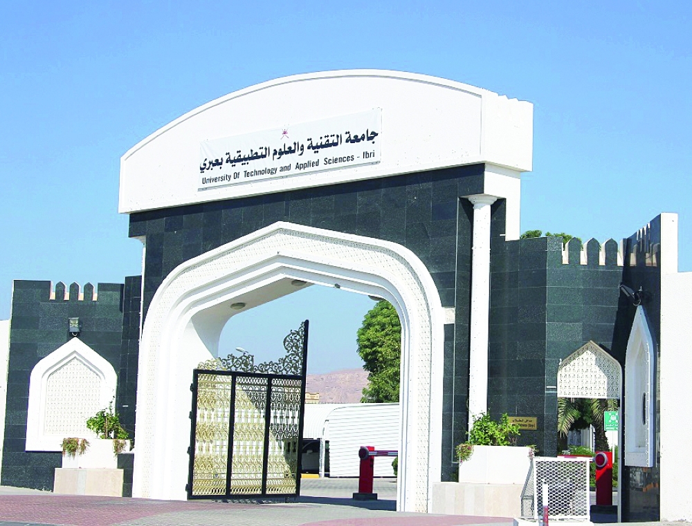 تخريج 153 من طلبة تطبيقية عبري.. الخميس