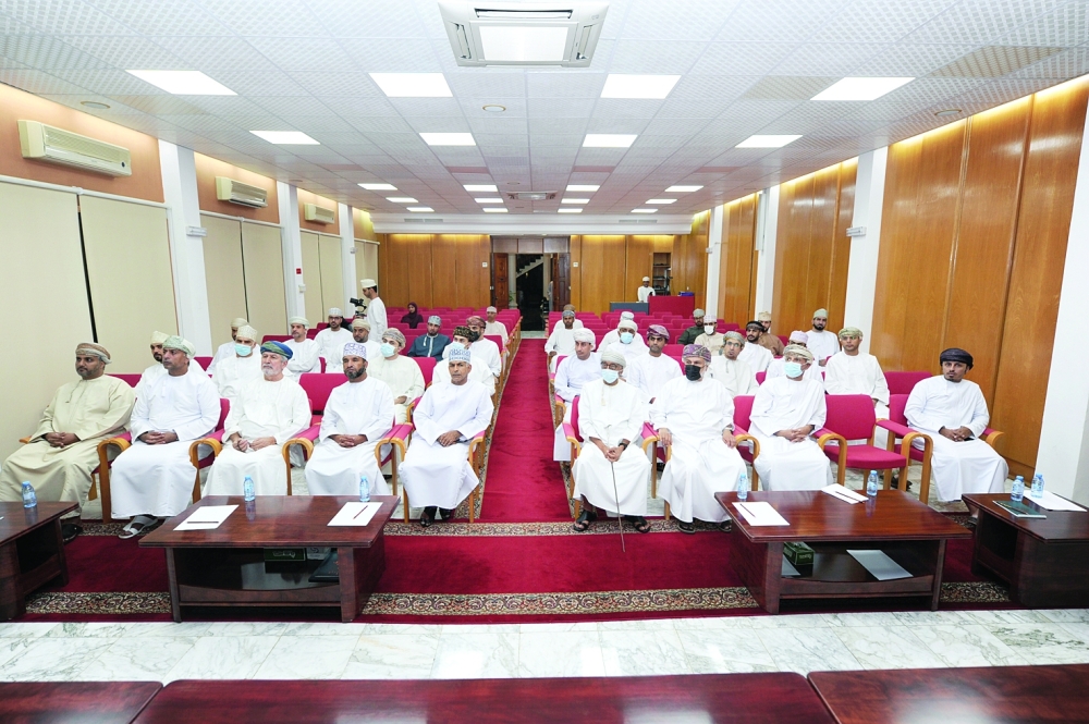 ندوة توصي بإيجاد مشاريع استثمارية تمكن الاقتصاد الوطني من النمو