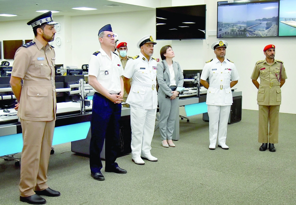 وفد من “الدفاع الفرنسية” يطلع على مهام مركز الأمن البحري