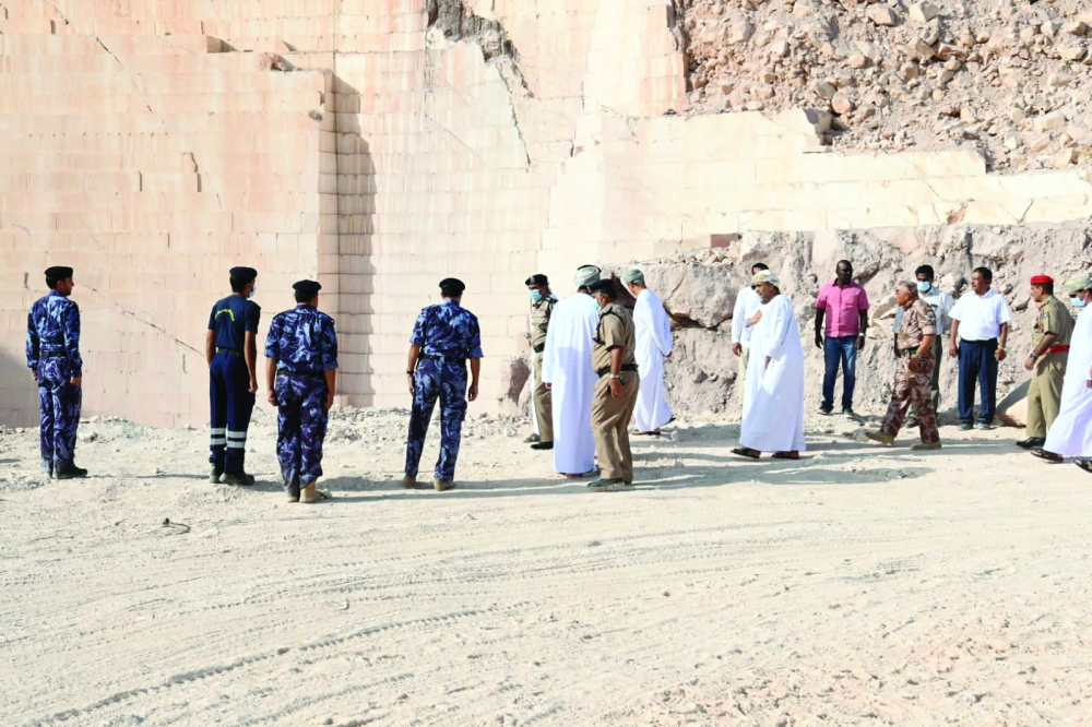 أعضاء اللجنة الوطنية لإدارة الحالات الطارئة يزورون موقع الانهيار الجبلي بعبري