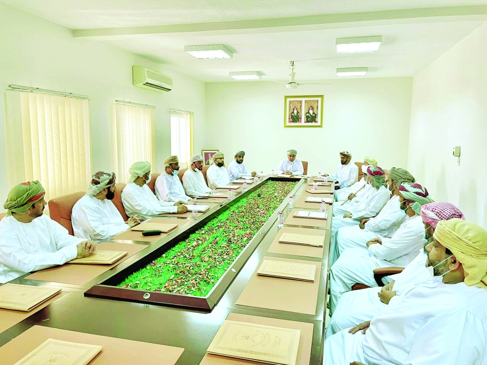 مناقشة دعم الأسر وإعادة تشكيل الفريق الخيري بمدحاء