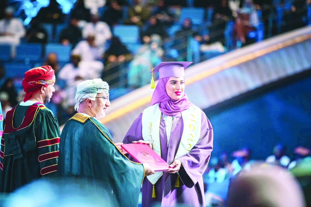 كلية السياحة تحتفل بتخريج 371 خريجا وخريجة