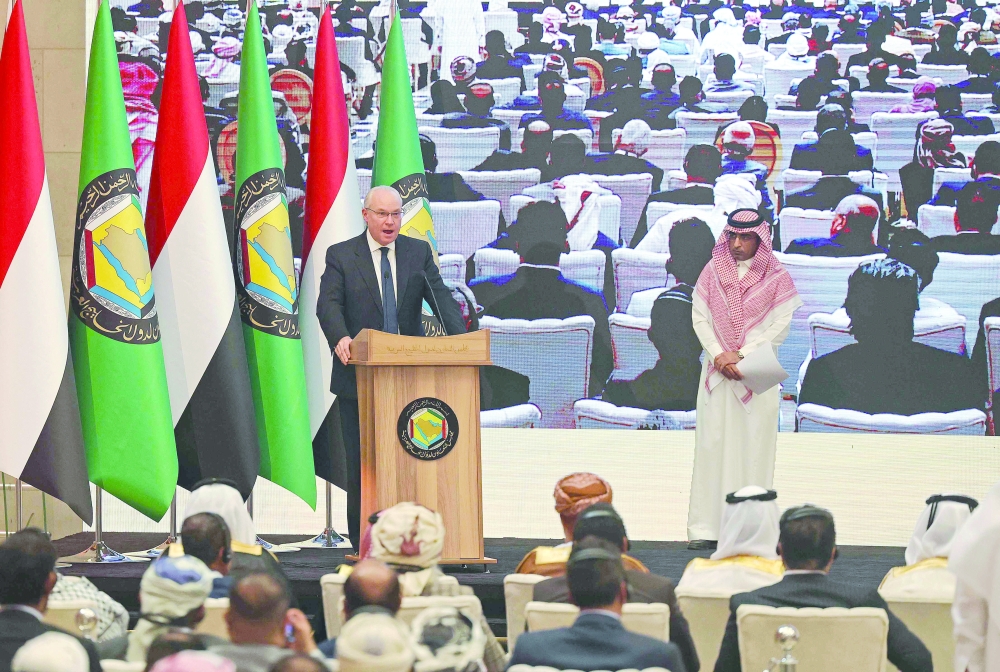 6 محاور عسكرية وسياسية وإنسانية من أجل حل دائم وشامل
الهدنة المؤقتة تنعش المشاورات اليمنية بالرياض في غياب “أنصار الله”