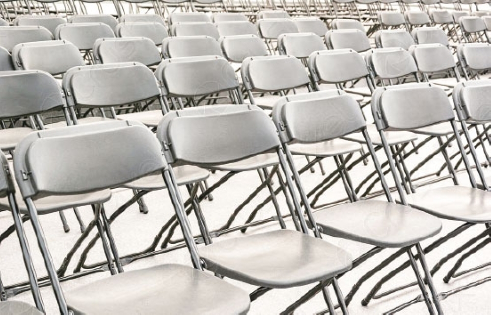 الكراسي الفارغة