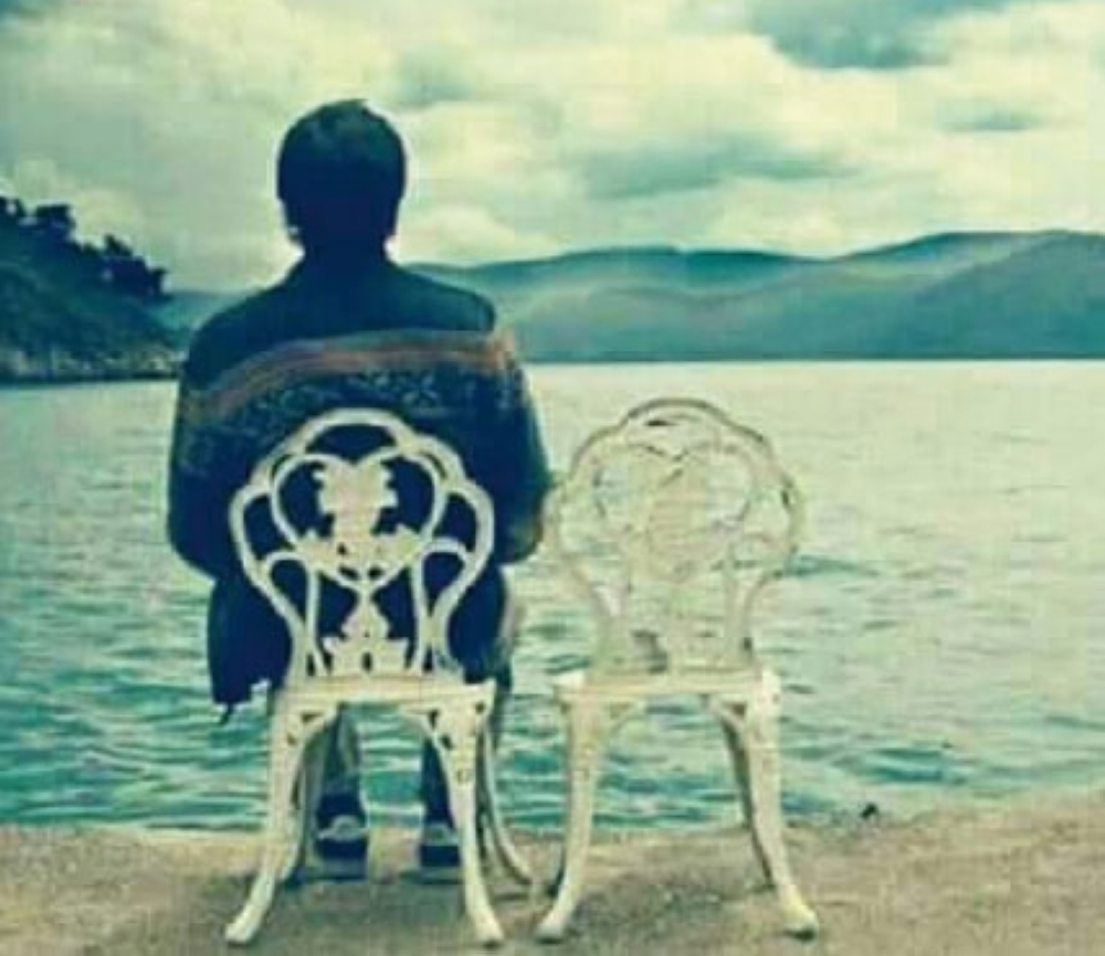 عاشقان جالسان على حافة النهر يتشاجران