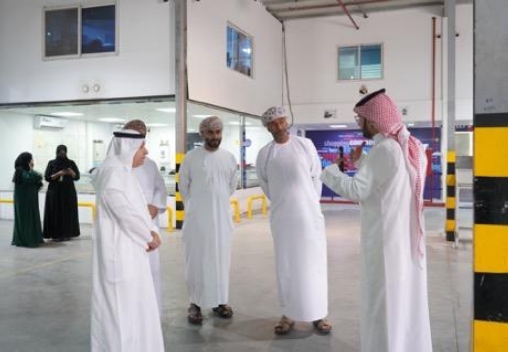 وفد هيئة تنظيم الاتصالات يبحث مع شركة «ناقل» السعودية تعزيز خدماتها اللوجستية في سلطنة عمان