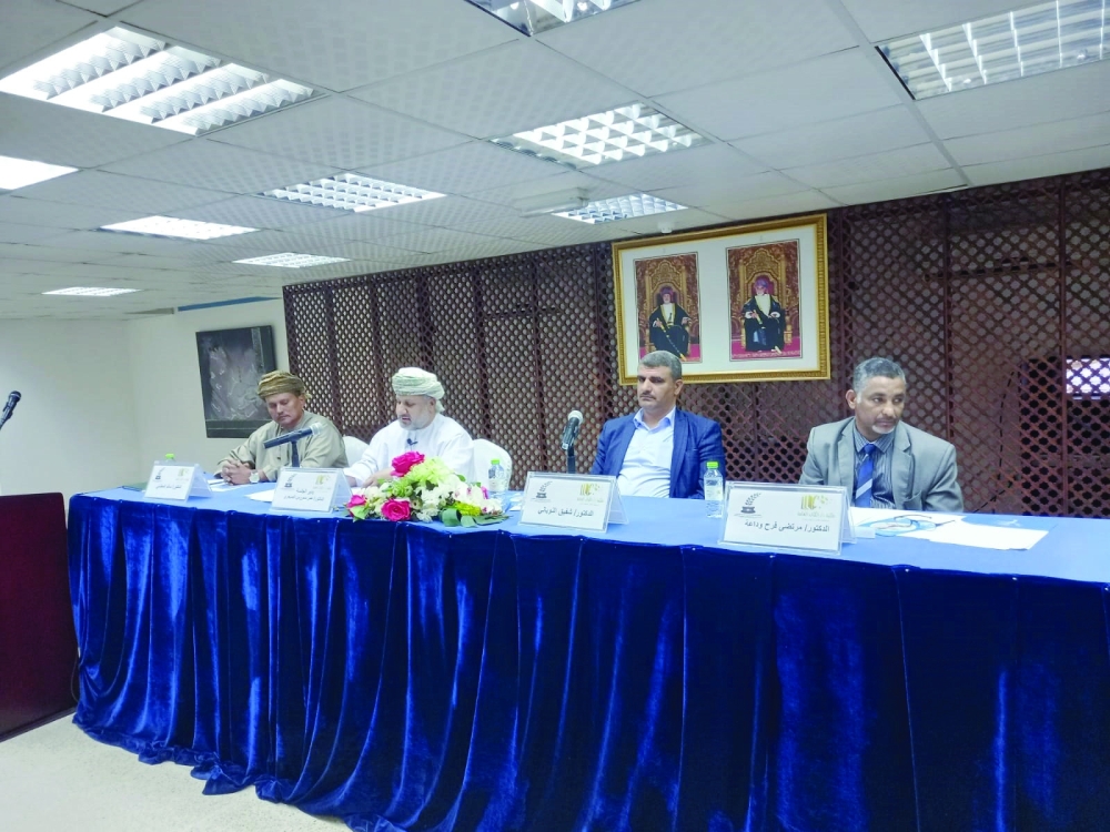 مكتبة دار الكتاب العامة بصلالة تناقش قضايا الشعر وظواهره الفنية