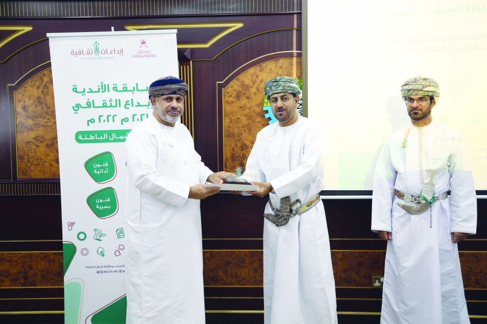 تكريم المجيدين بمسابقة إبداعات ثقافية بشمال الباطنة