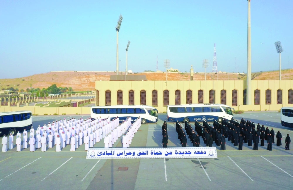 دفعة جديدة من المواطنين والمواطنات تلتحق بشرطة عمان السلطانية