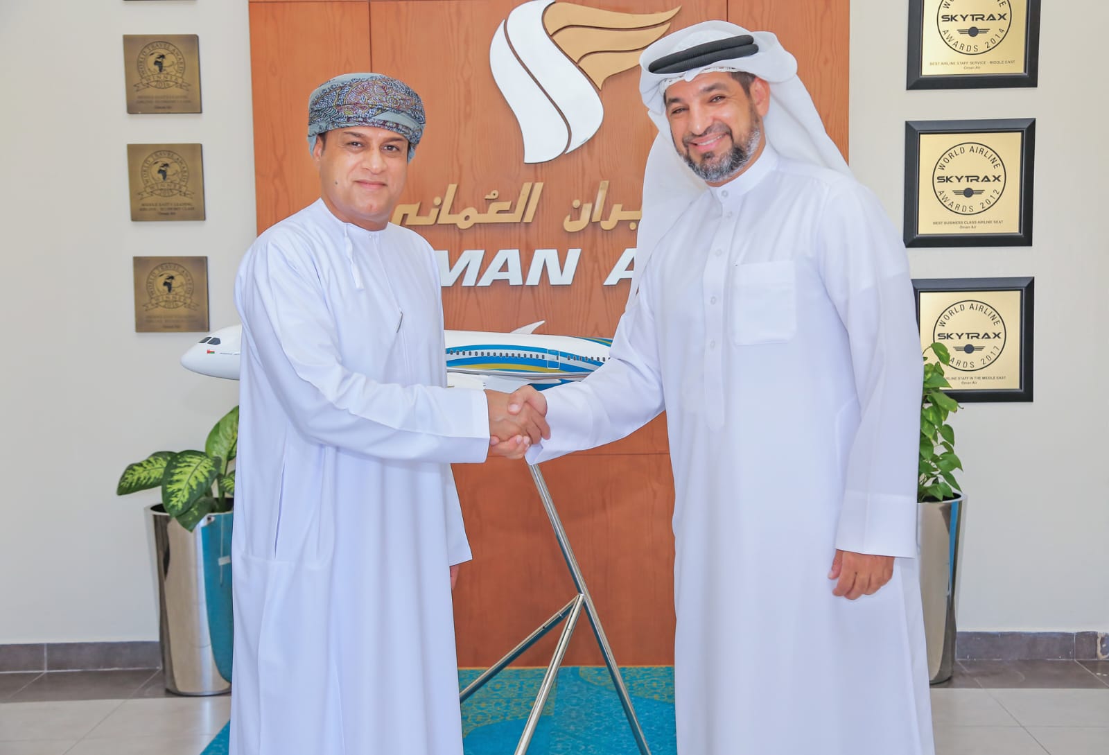 الطيران العماني وطيران السلام يبحثان تعزيز التعاون