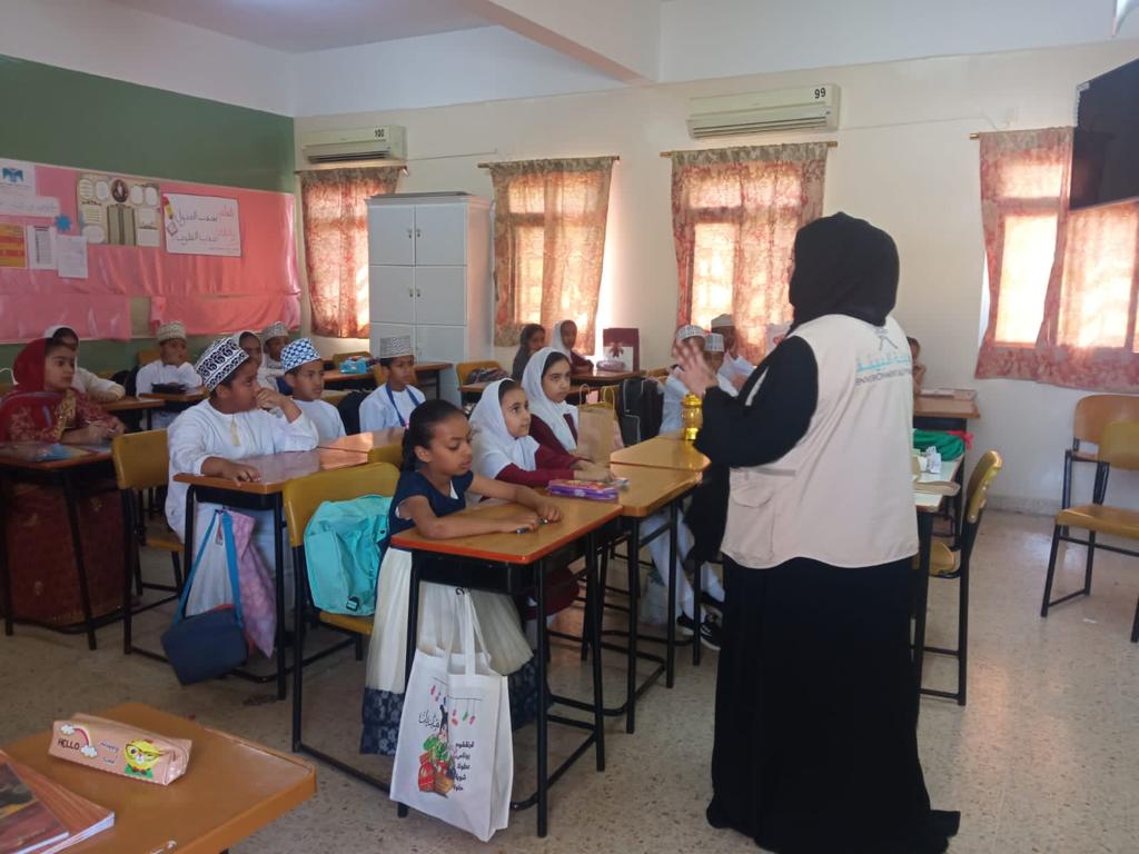 مركز البيئة بالسويق ينظم فعالية توعوية بمدرسة الخابورة للتعليم الأساسي 1 مركز البيئة بالسويق ينظم فعالية توعوية بمدرسة الخابورة للتعليم الأساسي