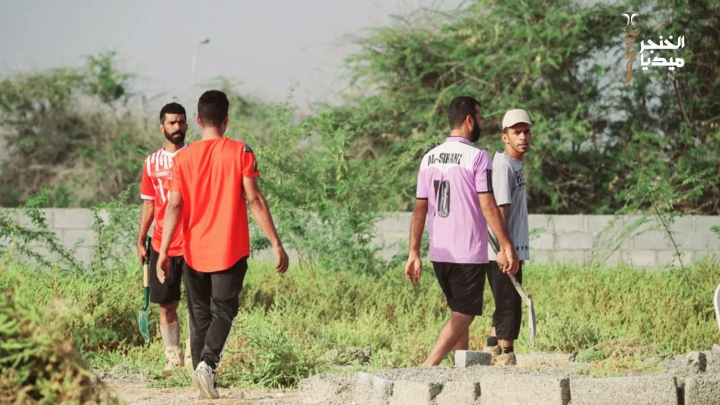 فريق العربي يطلق مبادرة تنظيف لمقبرة بلدة خور الهند بالخابورة 1 فريق العربي يطلق مبادرة تنظيف لمقبرة بلدة خور الهند بالخابورة