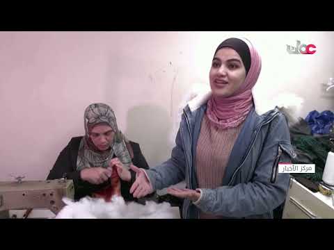 صحفية فلسطينية  تدير مشروعا في مدينة الخليل بالضفة الغربية لتحويل رسومات أطفال مرضى السرطان