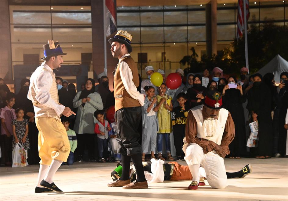 فعاليات معرض مسقط الدولي للكتاب : العرض المسرحي /ألوان الطيف