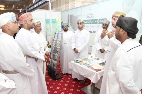 معرضان للتوجيه المهني بمناطق الامتياز 2022 بمحافظة ظفار