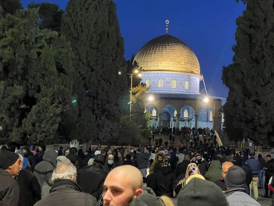 قوات الاحتلال تعتقل أربعة فلسطينيين وتمنع من تقل أعمارهم عن ١٨ عاما من دخول الأقصى