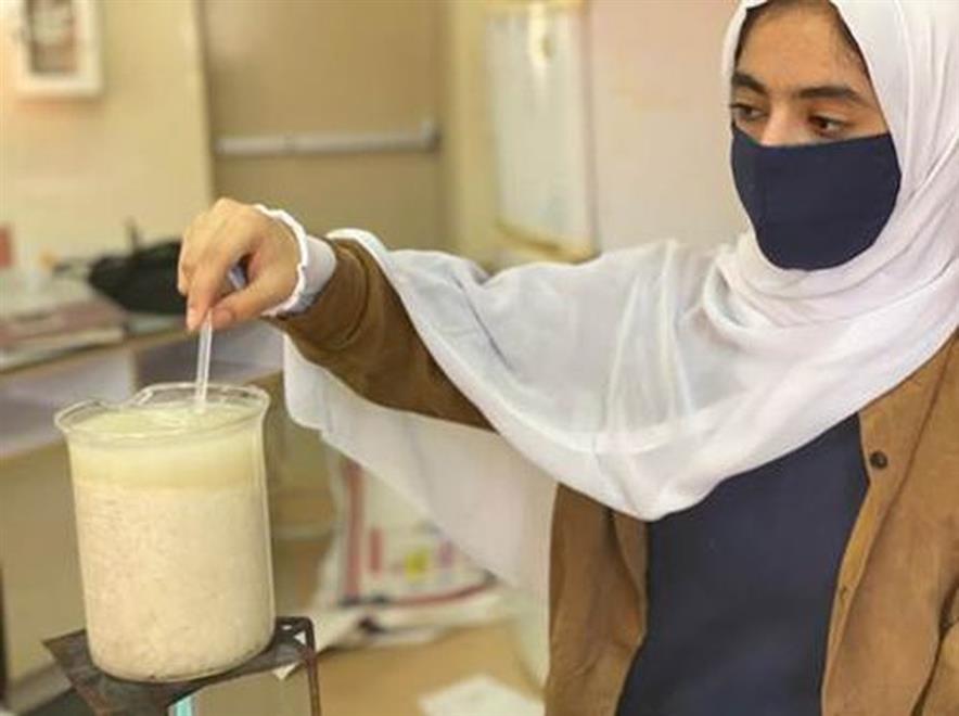 طالبة تنجح في اختراع نوع جديد من البلاستيك الحيوي باستخدام عناصر طبيعية