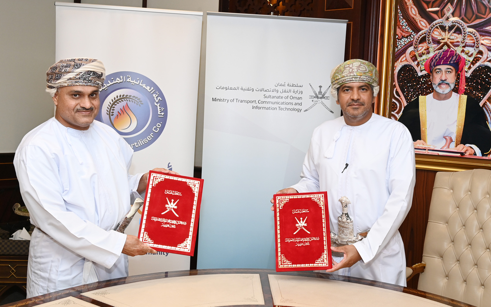 توقيع اتفاقية تمويل مشروع إنشاء خرسانات أسمنتية للطرق الجبلية بولاية صور