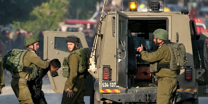 السلطات الإسرائيلية تعتقل 21 فلسطينيًا بالضفة الغربية