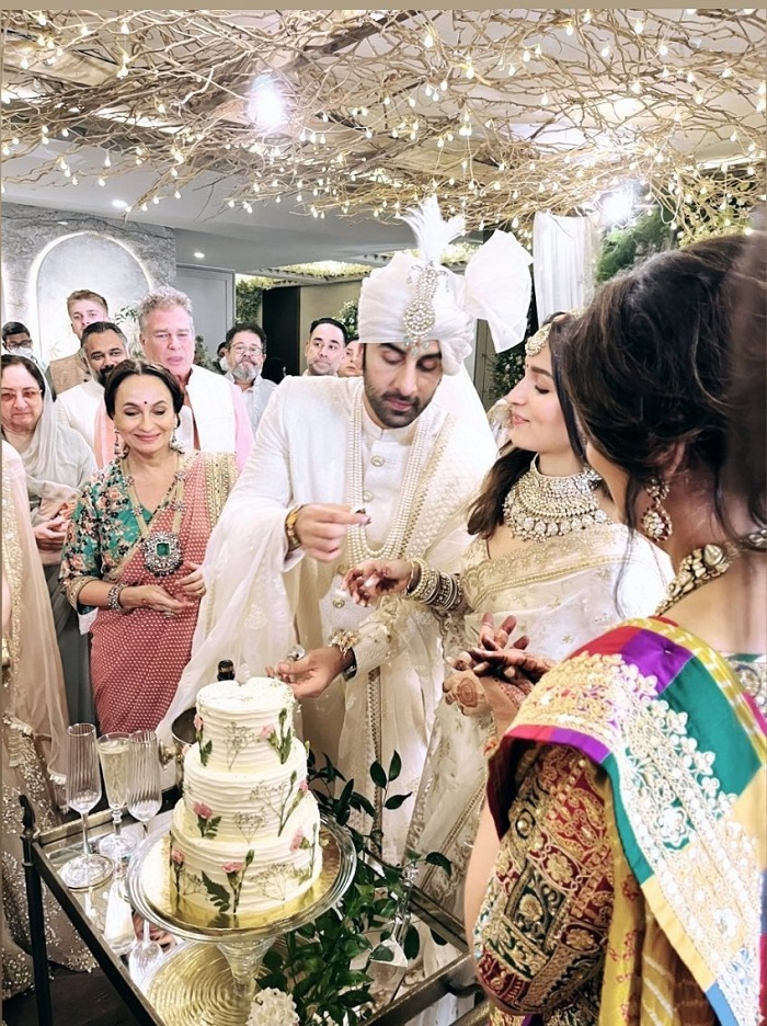 Newlyweds Ranbir, Alia dance their hearts out to SRK's 'Chaiyya Chaiyya'